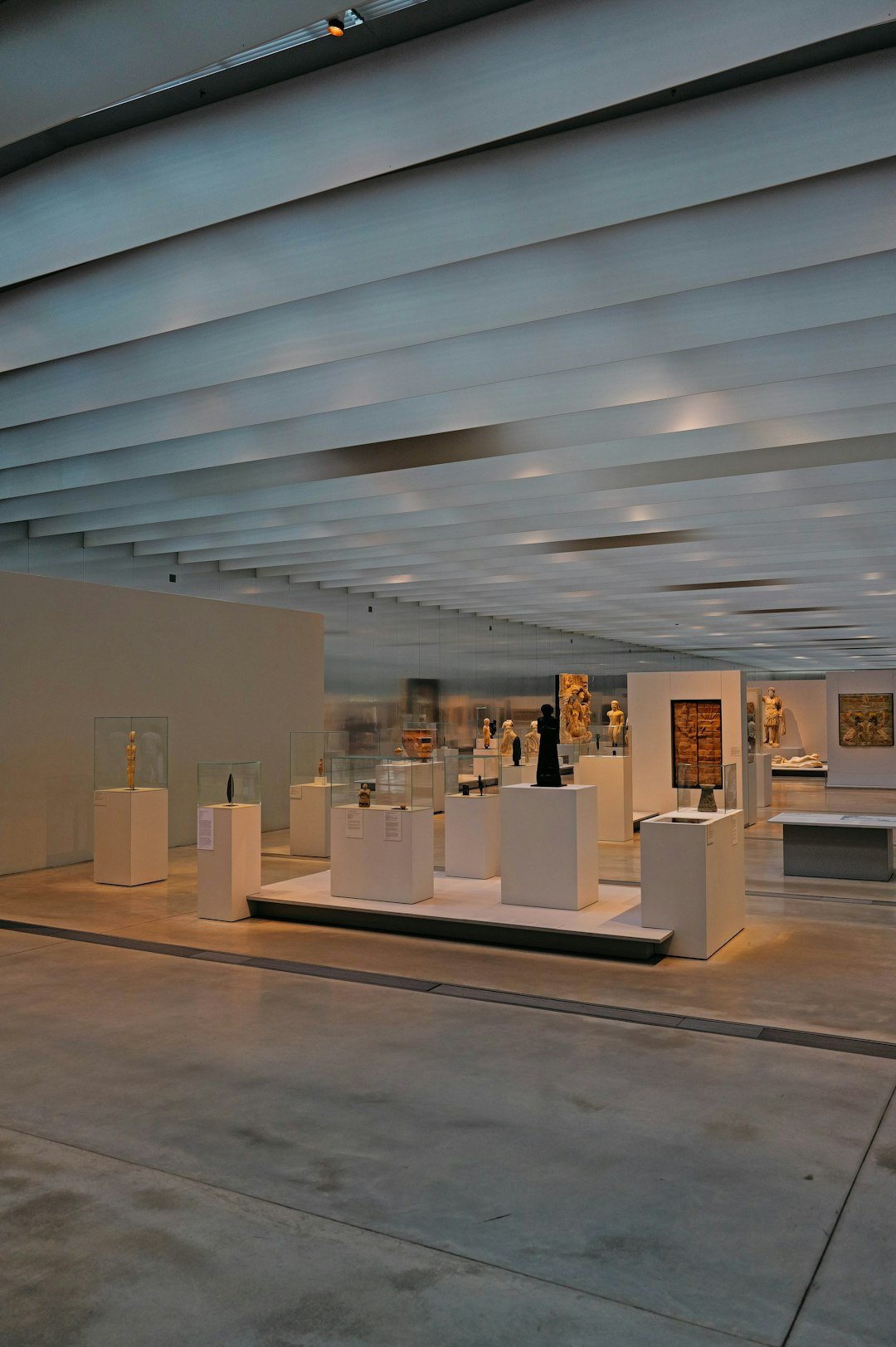 a-room-filled-with-lots-of-white-sculptures-fr5r9gh-yxe