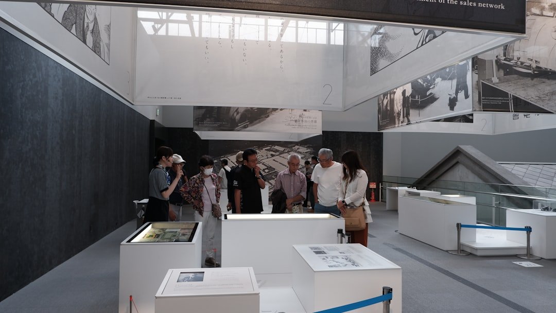 people-observing-exhibits-in-a-modern-museum-gallery-qiceext-b24